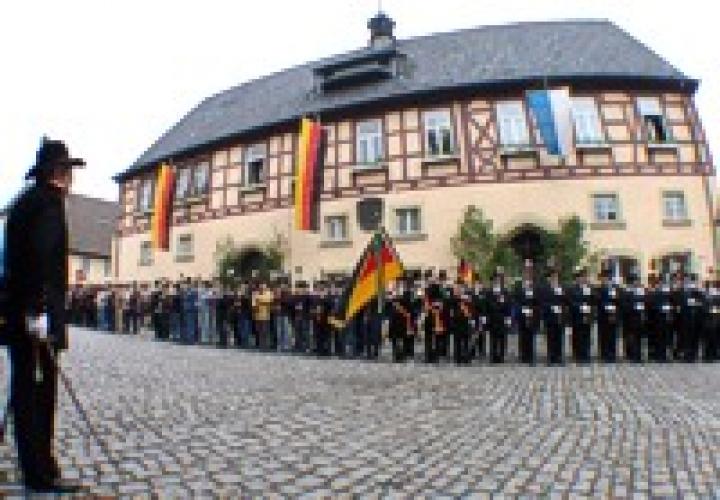 Die Königsberger Bürgerwehr vor dem Rathaus